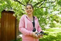 Anna und die Haustiere – Von Michi lernt Anna, wie man eine Taube am besten in der Hand hält. Tauben sind keine Kuscheltiere. Vorsichtig anfassen kann man sie aber trotzdem.