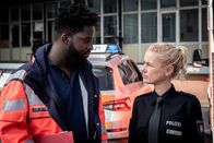 Notruf Hafenkante – Franzi (Rhea Harder-Vennewald) erkundigt sich bei Dr. Schmidt (Joel Williams) nach dem Zustand von Kasia Pawlak.