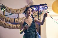 Pure – Marnie (Charly Clive) hält während des 25. Hochzeitstags ihrer Eltern eine Rede.