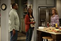 Last Man Standing – (v.l.n.r.) Chuck (Jonathan Adams); Carol (Erika Alexander); Vanessa (Nancy Travis)