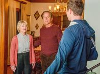9-1-1 Notruf L.A. – L-R: Guest stars Dee Wallace and Gregory Harrison with Oliver Stark in the “Buck Begins” episode of 9-1-1