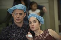 Life in Pieces – Life in Pieces Staffel 1 Folge 7 Spass zu zweit im Spital: Colin Hanks als Greg, Zoe Lister-Jones als Jen