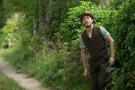 Father Brown – Alfons (Philip McGinley) spioniert Hannah hinterher. Ihr ermordeter Vater Jeremiah Moxley verachtete das fahrende Volk der Stadt, zu dem auch Alfons gehört.