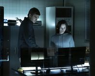 Mysterious Mermaids – Ben (Alex Roe, l.); Ryn (Eline Powell, r.)
