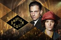 Babylon Berlin – Titel/Presseheft - Gereon Rath (Volker Bruch) und Charlotte Ritter (Liv Lisa Fries)