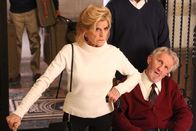 The Mick – Wie werden Großmutter Tippy (Concetta Tomei, l.) und Großvater Colonel (E.J. Callahan, r.) regieren, wenn sie aus ihrem Urlaub zurückkommen und ungebetene Gäste im Haus vorfinden?