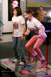 The Middle – Sue (Eden Sher, r.), Axl und Brick freuen sich, dass jeder von ihnen mit ihren Eltern Frankie (Patricia Heaton, l.) und Mike einen Tag allein verbringen darf. Sue nutzt die Gelegenheit und überlegt sich nicht nur eine, sondern gleich 17 verschiedene Aktivitäten ...
