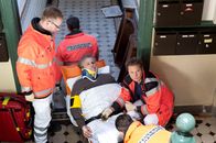 Notruf Hafenkante – Bei einer Wohnungsauflösung kommt es zu einem Unfall: Notarzt Haase (Fabian Harloff, r.) und seine Kollegen (Komparsen) versorgen den verletzten David Ingwersen (Christoph Gareisen, liegend).