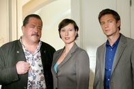 Die Rosenheim-Cops – Die Kommissare Korbinian Hofer und Sven Hansen sind über die Aussagen von Heimleiterin Cornelia Wesslinger sehr erstaunt (v.li.: (Joseph Hannesschläger, Kathrin Spielvogel, Igor Jeftic).