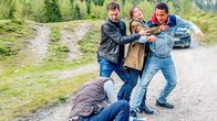 SOKO Kitzbühel – Ein schwarzer Jugendlicher wird tot auf der Choralpe aufgefunden. Nachdem das SOKO-Team rund um Lukas Roither (Jakob Seeböck, M.) und Nina Pokorny (Julia Cencig, 2.v.r.) zu Anfang noch in Flüchtlingskreisen ermittelt, richtet sich der Verdacht bald gegen Ex-Fußballprofi Gernot Halterer (Aleksandar Petrovic, l.). Seine Assistentin, Rosa Kirchler (Kristina Bangert, 2.v.l.), unterstützt bei der Arbeit mit den jungen Talenten und betreut darunter Johnny Yekini (Noah Tinwa, r.).