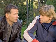 In aller Freundschaft – Achim legt in seiner plötzlichen Vaterrolle wenig Feingefühl an den Tag. Roland Heilmann (Thomas Rühmann, links) schafft es mit einem klärenden Gespräch, Sebastian (Steve Wrzesniowski) dazu zu bringen, in Leipzig zu bleiben.
