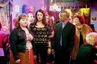 Gilmore Girls – Lorelais (Lauren Graham, 2.v.l.) Junggesellenabschied verläuft anders, als von ihr gehofft. Wie werden Sookie (Melissa McCarthy, l.), Michel (Yanic Truesdale, 2.v.r.), Miss Patty (Liz Torres, r.) und ihre anderen Freunde darauf reagieren ...