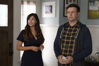 Single Parents – Dr. Monica Dewan (Hannah Simone, l.); Will Cooper (Taran Killam, r.)
