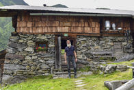 Heimatleuchten – Sepp Kahn, der Almphilosoph, bewirtschaftet eine Alm, huetet Kuehe, Schweine, Ziegen und stampft Kaese in ServusTV's "Heimatleuchten - Almleben" in St. Johann in Tirol, Oesterreich.