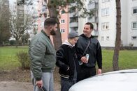 neoriginal: Becoming Charlie – Charlie (Lea Drinda, M.) und Nikolas (Danilo Kamperidis, l.) sind beeindruckt von Enzos (Rouven Israel, r.) aufgemotztem Auto.