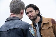Das Institut – Tim (Ben Barnes, r.) ist besorgt und zugleich beeindruckt von dem, was Luke (Joe Freeman, l.) im Kampf gegen das Institut bereits geleistet hat.