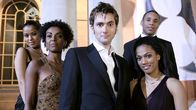 Doctor Who – v.l.n.r. Tish (Gugu Mbatha-Raw), Francine (Adjoa Andoh), Doctor Who (David Tennant), Martha (Freema Agyeman) und Leo (Reggie Yates)