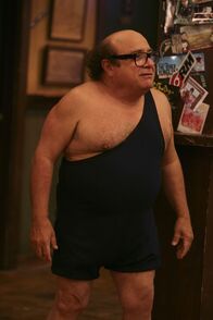 It's Always Sunny in Philadelphia – Frank (Danny DeVito) will den heimkehrenden Truppen ein gebührendes Fest schenken ...