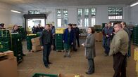 SOKO Wismar – Die Ermittler brauchen nicht lange, um eine Spur zu finden. In der Obstspedition, in der Osterberg gearbeitet hat, sagt Mitarbeiter Bernd Bude (Janusz Kocaj, M.) aus, er habe am Vorabend eine riesige Bananenspinne gesehen. Das habe er seinem Chef auch gesagt, doch dieser hat behauptet, es wäre unmöglich, dass eine der gefährlichen Spinnen lebend in Wismar ankommt. Bude hätte sich das Tier nur eingebildet. Es ermitteln Nils Theede (Jonas Laux, l.), Katrin Börensen (Claudia Schmutzler, 2.v.r.), Jan Reuter (Udo Kroschwald, r.), (Rest: Komparsen).