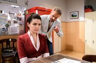 Sturm der Liebe – Erik (Sven Waasner, r.) mahnt Shirin (Merve Çakır, l.) wegen ihrer Aktion mit dem "geliehenen" Kleid ab.