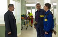 In aller Freundschaft – Henry Heise (Jörg Witte, 2.v.re.) und Marvin Lüttke (Marvin Linke, re.) haben gute Neuigkeiten. Marvin kommt als Nierenspender für Heises Tochter Ava infrage. Ava ist seit vielen Jahren eine Patientin von Dr. Kaminski (Udo Schenk, li.).