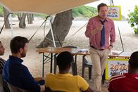 Death in Paradise – DI Jack Mooney (Ardal O'Hanlon, M.) präsentiert die Mordmotive der Teammitglieder: Josh Hunter (Lloyd Everitt, l.), seinem Vater Brian Hunter (Adrian Bower, 2.v.l.), Inez Farah (Jade Anouka, 2.v.r.) und Anton Maduro (Osi Okereafor, r.).