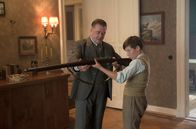 Babylon Berlin – Wolter (Peter Kurth) erklärt Helgas Sohn Moritz (Ivo Pietzcker) das Gewehr.
