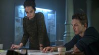 Over Water - Im Netz der Lügen – Rasha Talhaoui (Ikram Aoulad) und ihr Kollege Sven van Oevelen (Oscar Willems) nehmen die Ermittlungen auf.