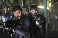 Stratton – L-R: John Stratton (Dominic Cooper) und Marty (Tyler Hoechlin)