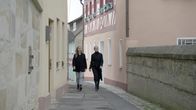 Schuld & Sühne – Laura Wohlers (links) und Paulina Krasa (rechts) auf Recherche in Schnaittach. In dem Ort hat Ingo P. im Dezember 2017 seine Eltern ermordet.