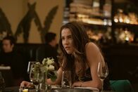 Bupkis – Casey (Oona Roche) ist genervt davon, im Schatten ihres berühmten Bruders zu stehen – doch manchmal weiß sie genau, wie sie daraus ihren Vorteil zieht.