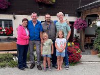 Heimatleuchten – Familie Saupper posiert für ein Foto