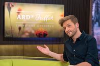 ARD-Buffet – Johannes Zenglein präsentiert das Service-Magazin ARD-Buffet mit Tipps und Tricks für einen schönen Alltag. Als Gast in der Studioküche begrüßt er Foodbloggerin Shiba Ullah. Sie bereitet Aloo Paratha zu, ein Fladenbrot mit Kartoffel-Kräuter-Füllung.