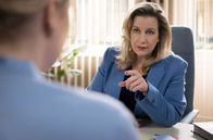 In aller Freundschaft – Sarah Marquardt (Alexa Maria Surholt) bittet ihre neue Pflegedienstleiterin, dass sie sich höchstpersönlich um die "besondere" Patientin Ingrid Rischke kümmert. Ihr soll es an nichts fehlen!
