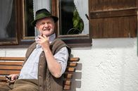 Hubert ohne Staller – Landwirt Manfred Heberlein (Peter Strauß) ist Besitzer des Bauernhofs, auf dem Hubert (Christian Tramitz) und Girwidz (Michael Brandner) ermitteln.