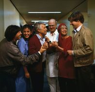 Ich heirate eine Familie – Aufregung herrscht im Flur des Krankenhauses, als der Arzt (Robert Dietl, 3. v. r.) Werner (Peter Weck, 3. v. l.) mitteilt, wie groß Franziska bei der Geburt war. Dabei sind seine Freunde Wolfgang (Herbert Herrmann, l.), Bille (Maria Sebaldt, 2. v. r.) und Alfons (Herbert Bötticher, r.).