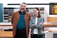 Die Rosenheim-Cops – Die Kommissare Stadler (Dieter Fischer, l.) und Beck (Michaela Weingartner, r.) können auch diesen Fall erfolgreich abschließen.