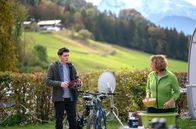 Watzmann ermittelt – Hannes Spöck (Lukas Schmidt, links) mit seiner Mutter Ramona Spöck (Daniela März, rechts). Brandl hatte beim Hausbau der Spöcks gepfuscht: Das Holzhaus ist unbewohnbar und nun hausen die Spöcks auf einem Campingplatz.