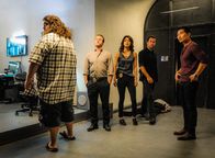 Hawaii Five-0 – Das Team muss den Diebstahl eines unzerstörbaren High Tech-Anzugs untersuchen: Jerry (Jorge Garcia, l.), Kono (Grace Park, M.), Steve (Alex O'Loughlin, 2.v.r.), Chin (Daniel Dae Kim, r.) und Danny (Scott Caan, 2.v.l.) ...