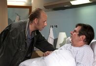 In aller Freundschaft – Sowohl Pfarrer Sänger (Gerd Baltus, rechts), als auch Dietmar Bloch (Bernd Michael Lade) hat ein hartes Schicksal getroffen. Beide stehen nun vor der Wahl, aufzugeben oder gegen ihre Krankheiten zu kämpfen. Wo doch der Pfarrer anfänglich noch optimistisch und heiter war, erlangen nun Zweifel und Resignation die Überhand. Nun ist es an dem Pessimisten Bloch, dem Pfarrer Hoffnung zu geben.