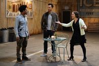 Call Me Kat – (v.l.n.r.) Carter (Julian Gant); Max (Cheyenne Jackson); Kat (Mayim Bialik)
