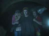 Crazy Fun Park – Siobhan (Charli Wookey, links), Remus (Justin Holborow, Mittw) und Gonzo (Lee Halley) stehen in einem Tunnel.