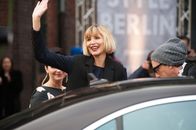 Entdecke die Mandy in dir – Nachdem Mandy sich im Atelier der Modeschöpferin Agnes van Beuyten (Nadja Auermann) jahrelang ausbeuten ließ, um ihrem Traum ein Stück näher zu kommen, hintergeht ihre Chefin sie und verkauft Mandys Kollektion als die ihre