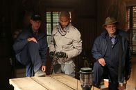 Navy CIS – Was haben die Entführer (Ricky Whittle, M.) mit Ducky (David McCallum, r.) und Jimmy (Brian Dietzen, l.) nur vor?