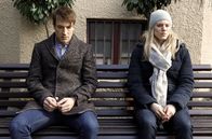 Sturm der Liebe – Viktor (Sebastina Fischer, l.) gesteht Alicia (Larissa Marolt, r.) die Wahrheit über den Vorfall zwischen Xenia und Christoph.
