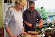 Zu Tisch ... – Zu Tisch Oldenburger Land – Deutschland Susanne Bruns und Peter Kluin kochen ein veganes Grünkohlgericht. Copyright: SRF/Berlin Producers Media/Gero von Marientreu