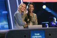 Quizduell - Olymp – Die Kandidatinnen des Teams ”Topmodel": Kim Hnizdo (l.) und Sayana Ranjan (r.), beide Models.