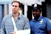 2 Mio. $ Trinkgeld – Der angeschlagene Charlie (Nicolas Cage, l.) und sein Kollege Bo (Wendell Pierce, r.) trauen ihren Augen kaum ...