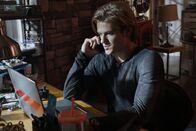 MacGyver – Muss in Malaysia nach einem Terrorfinanzier fahnden, der wichtige Informationen über einen bevorstehenden Angriff hütet: MacGyver (Lucas Till) ...