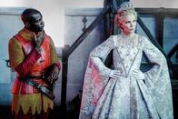 Maleficent 2: Mächte der Finsternis – Percival (David Gyasi), Königin Ingrith (Michelle Pfeiffer).